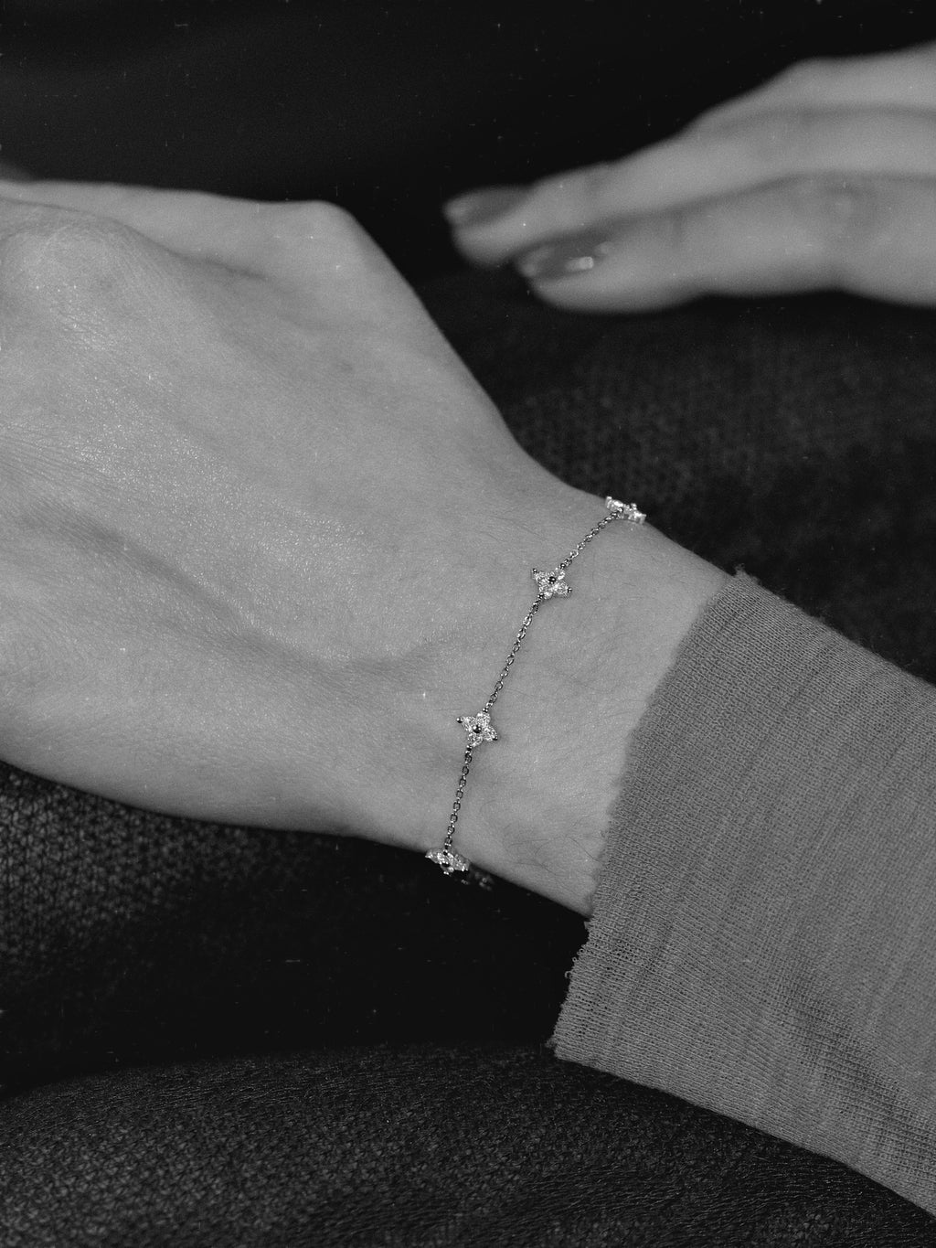 Floral Bracelet. Rhodium-plated Sterling Silver 925 + Moissanites.