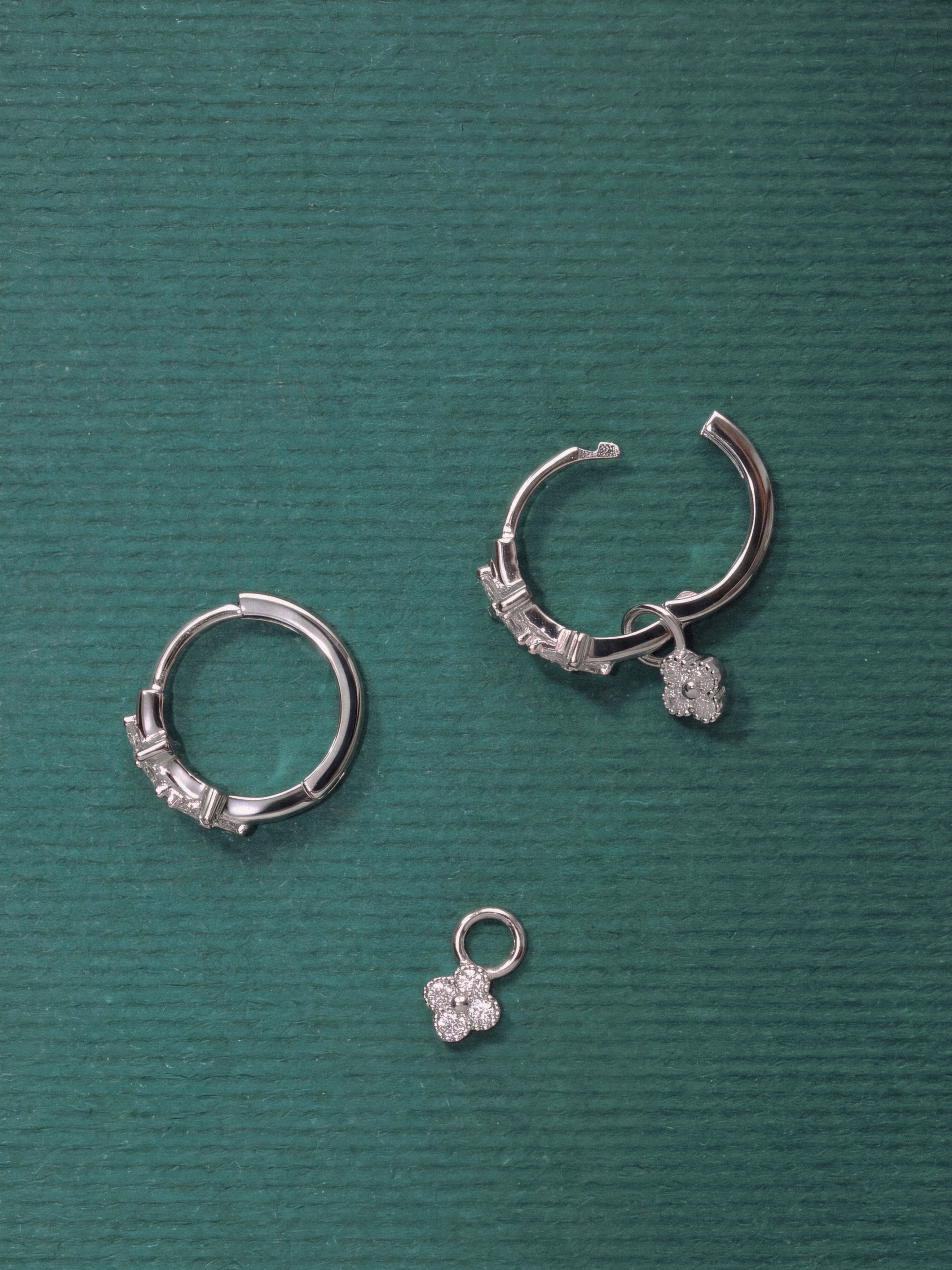 Dancing Clovers Mini Hoop Earrings. Rhodium-plated Sterling Silver 925 + Moissanites