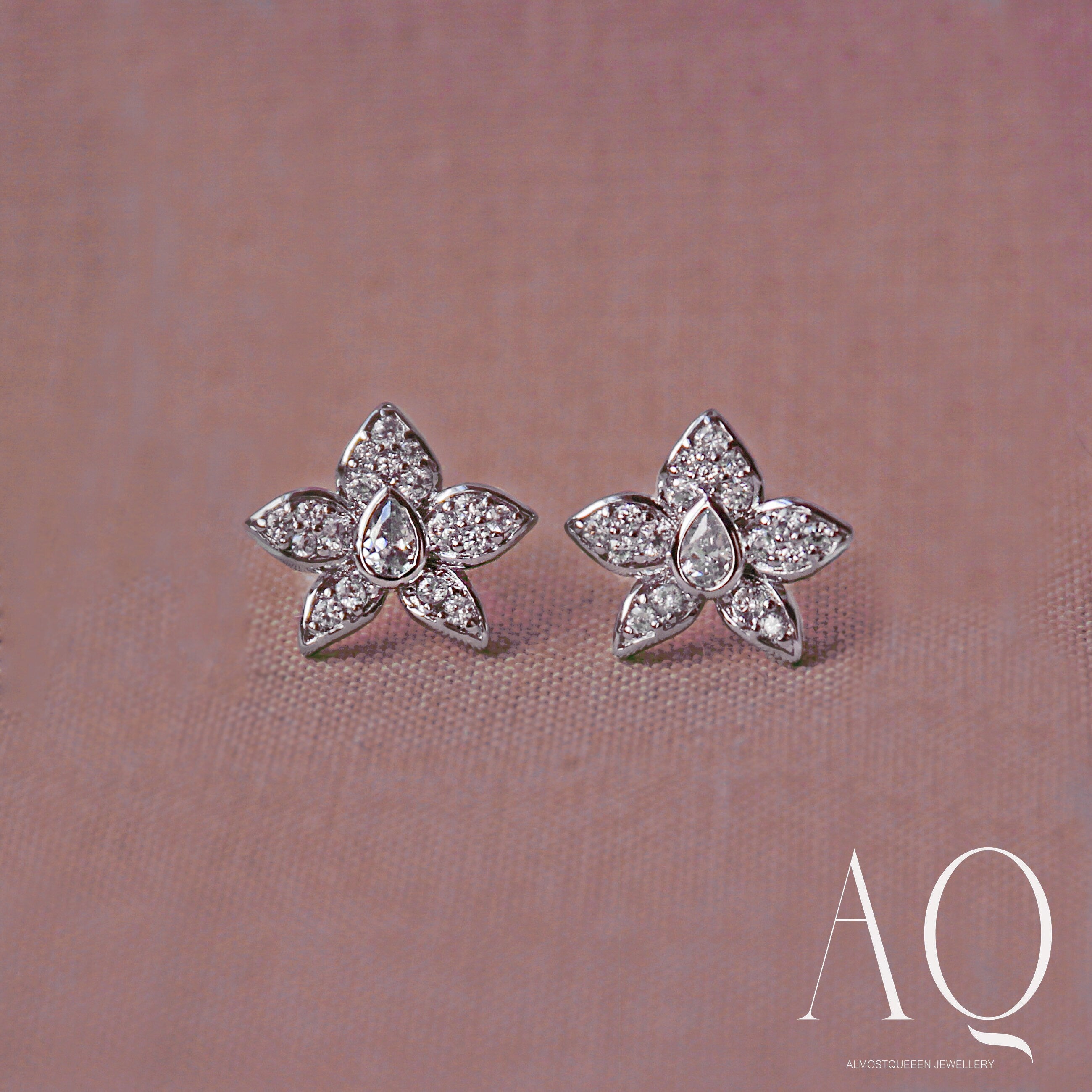 Orchid Necklace. Rhodium-plated sterling silver 925 + high carbon diamonds.