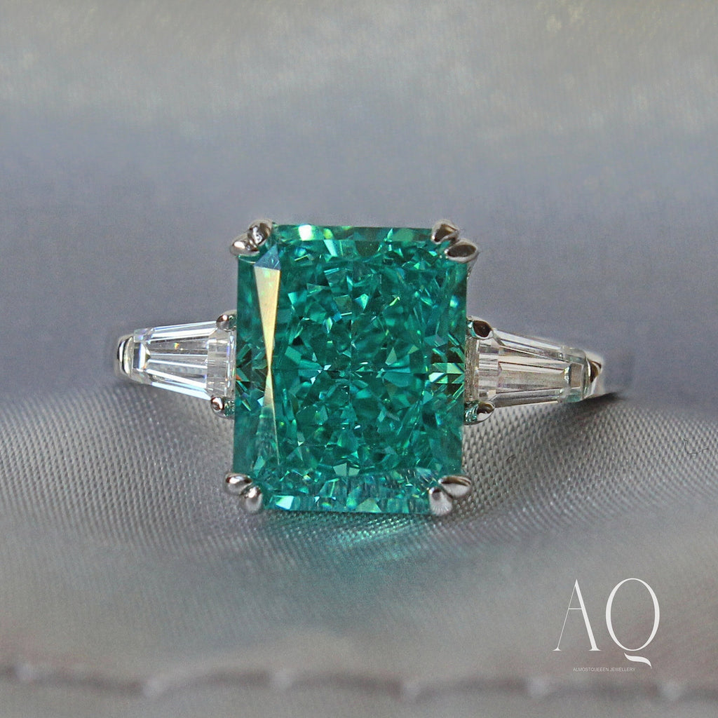 Fairy Green Ring: Rhodium-plated Sterling Silver 925, High Carbon Diamonds.