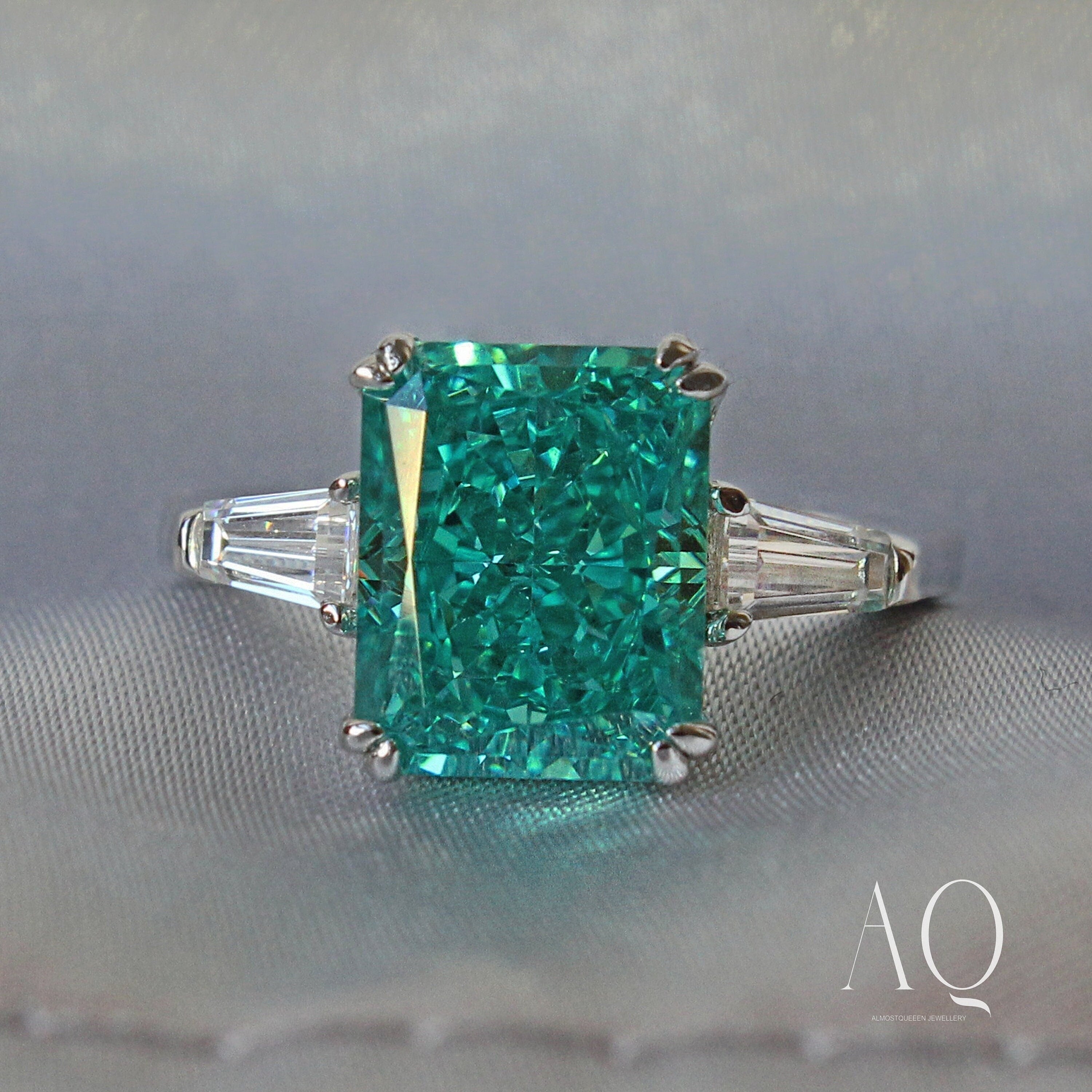 Fairy Green Ring: Rhodium-plated Sterling Silver 925, High Carbon Diamonds.