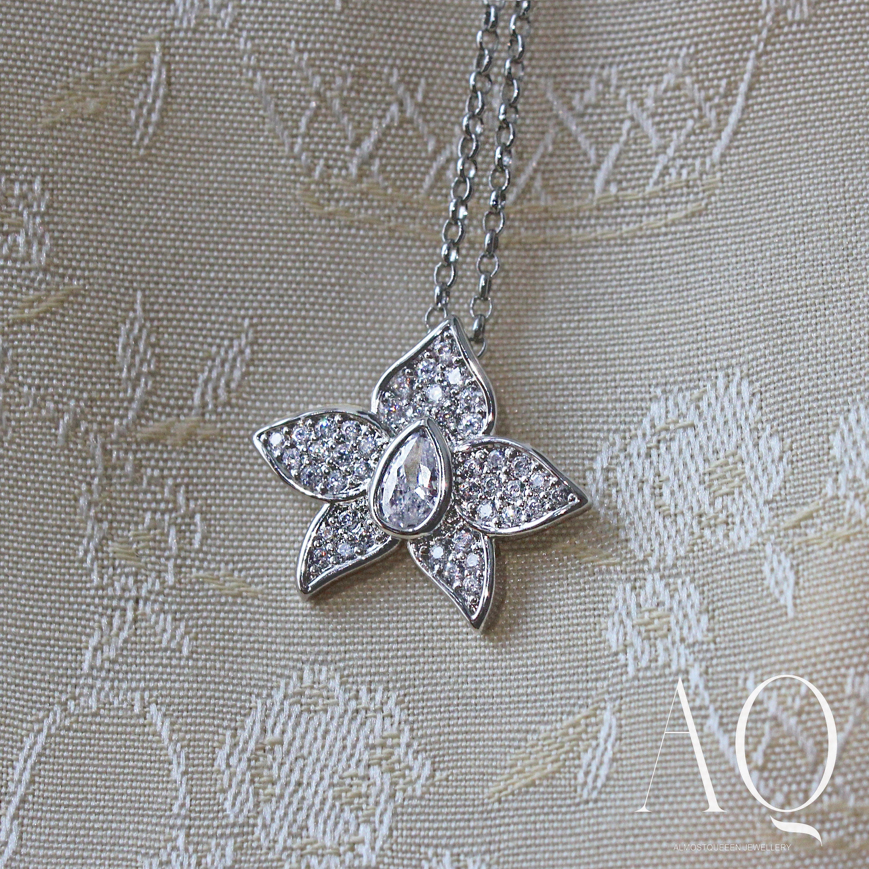 Orchid Necklace. Rhodium-plated sterling silver 925 + high carbon diamonds.