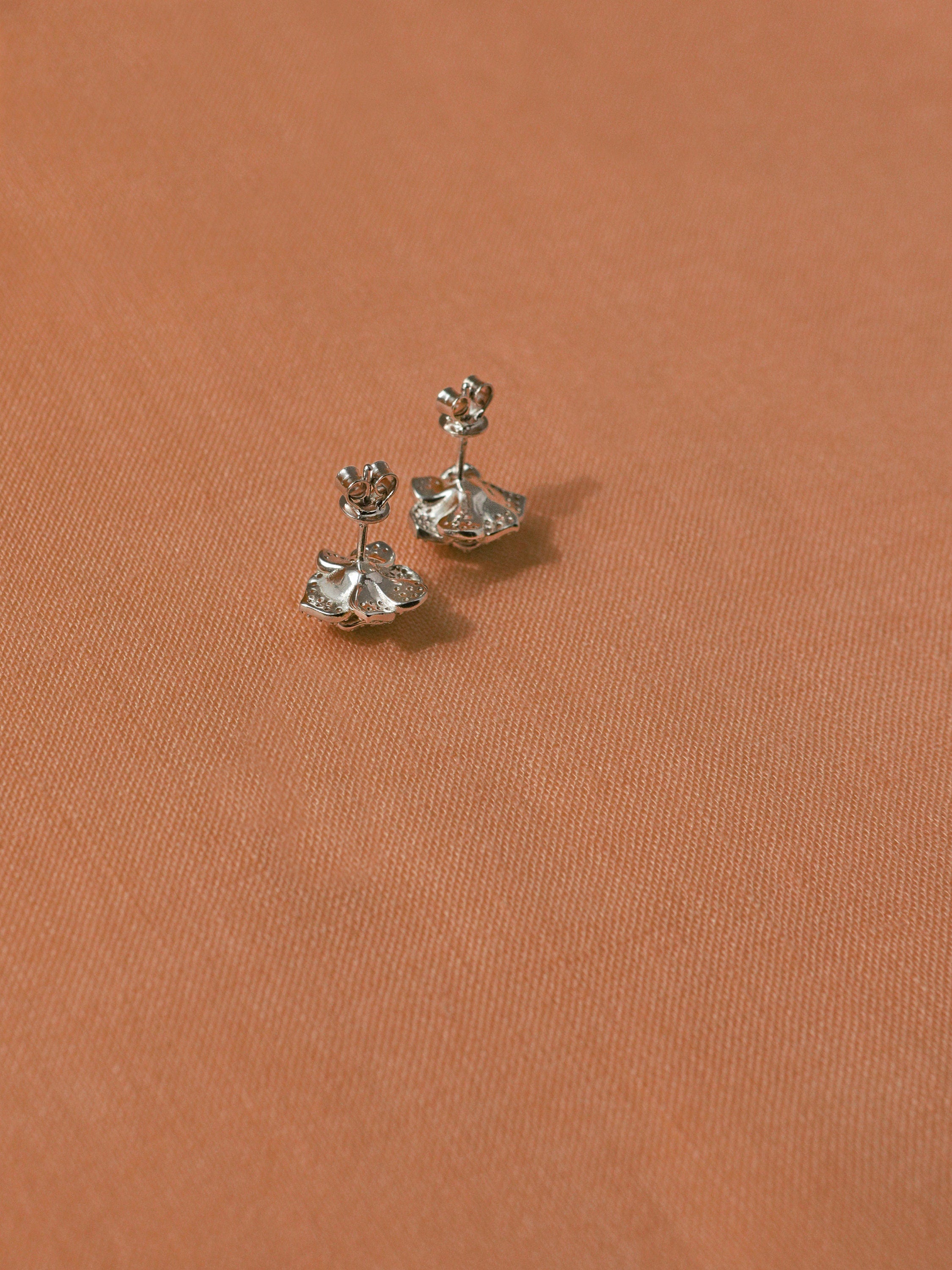 Rose Stud Earrings. Rhodium-plated Sterling Silver 925 + High Carbon Diamonds.