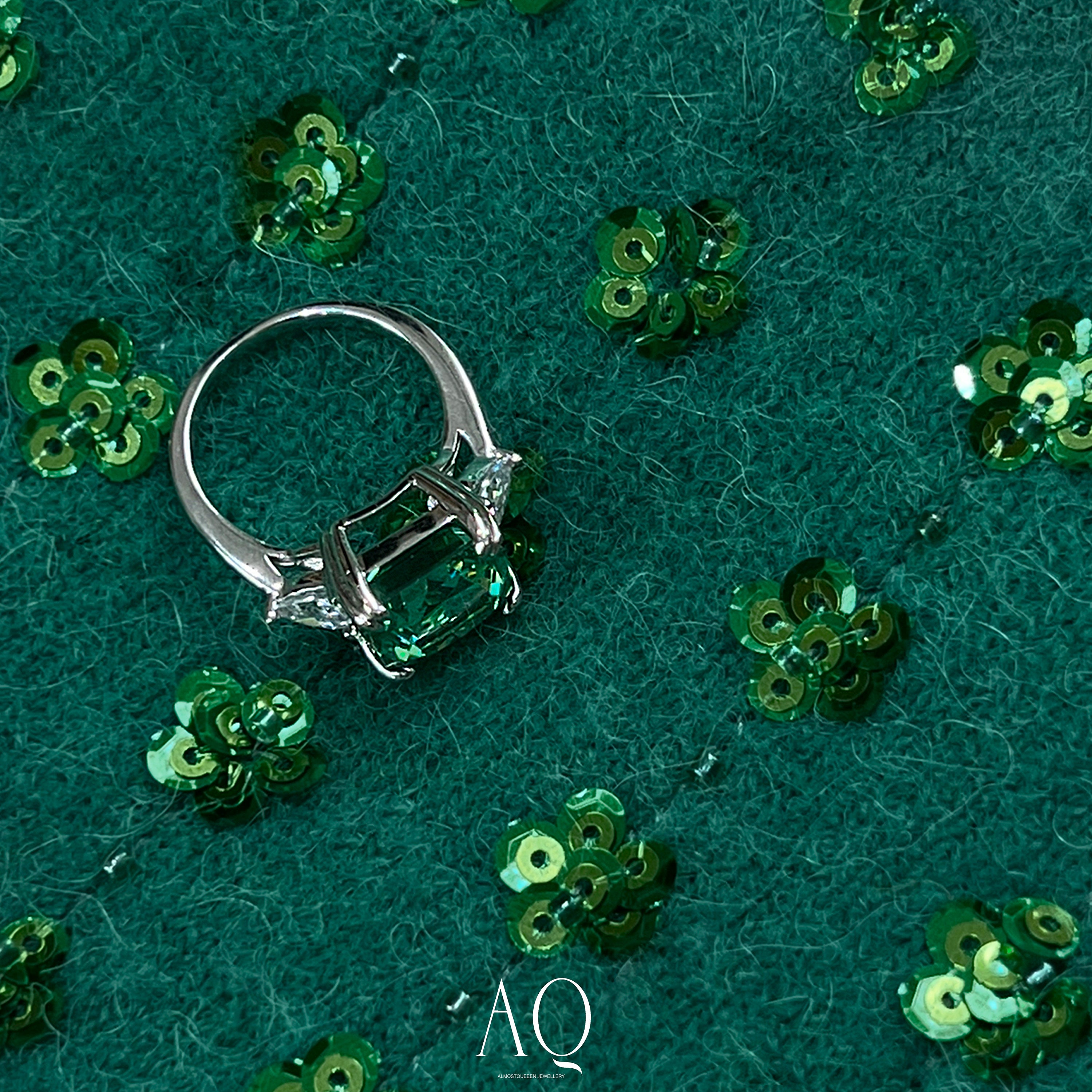 Perfect Grass-Green Ring. Rhodium-plated Sterling Silver 925 + High Carbon Diamonds