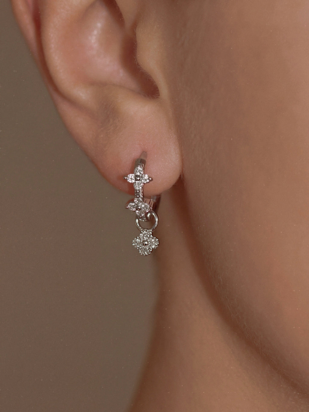 Dancing Clovers Mini Hoop Earrings. Rhodium-plated Sterling Silver 925 + Moissanites