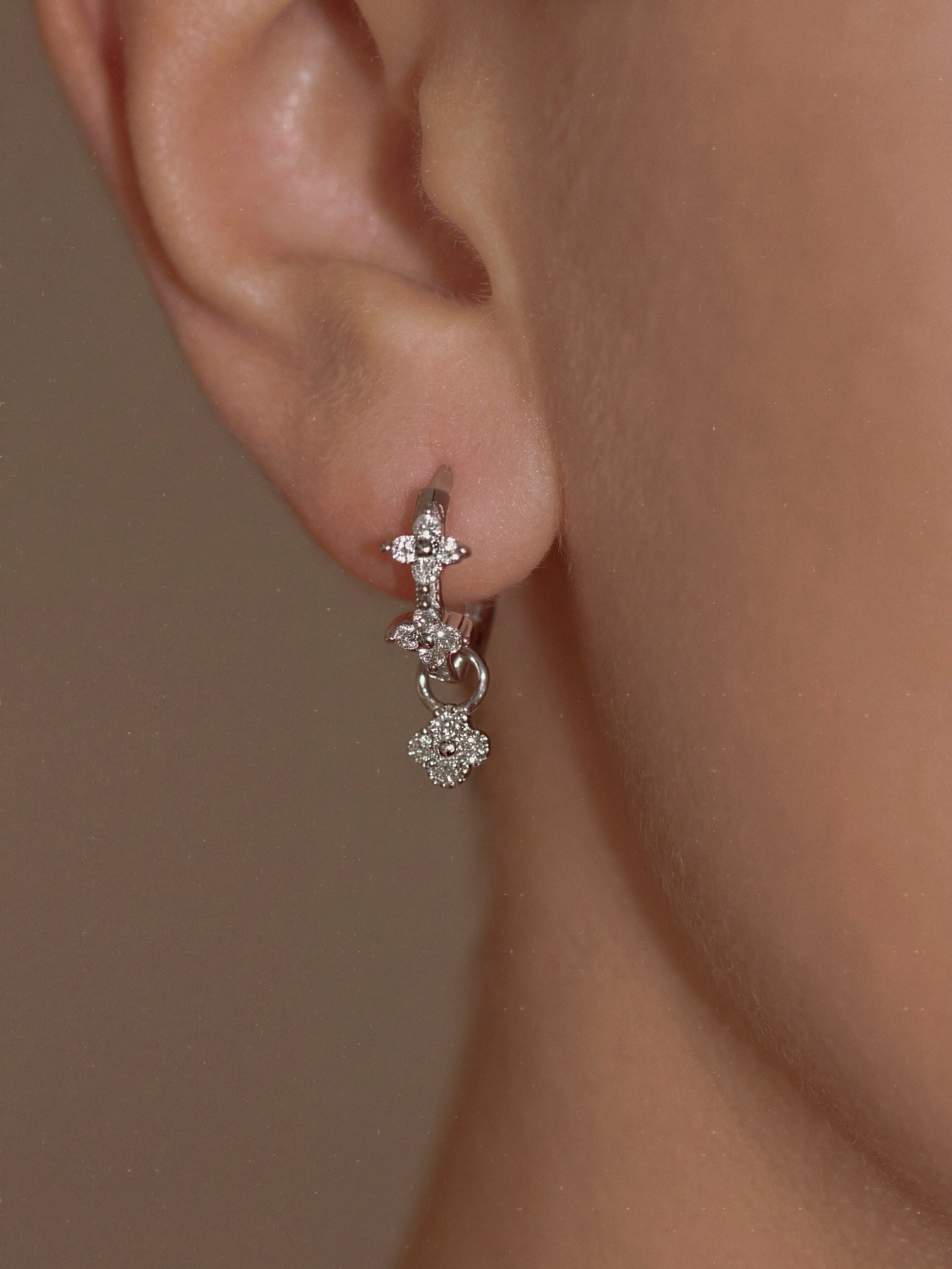 Dancing Clovers Mini Hoop Earrings. Rhodium-plated Sterling Silver 925 + Moissanites