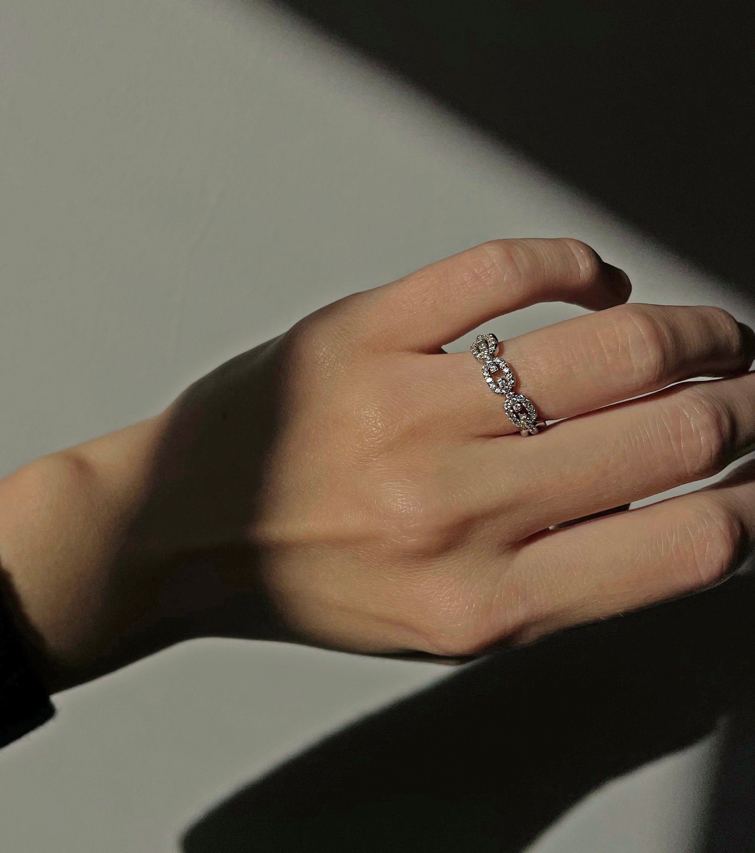 Shiny Chain Ring. Rhodium-plated Sterling Silver 925 + High Carbon Diamonds.