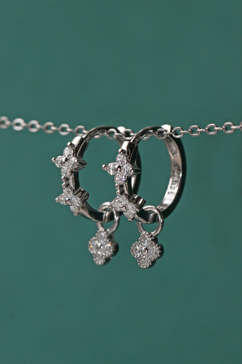 Dancing Clovers Mini Hoop Earrings. Rhodium-plated Sterling Silver 925 + Moissanites