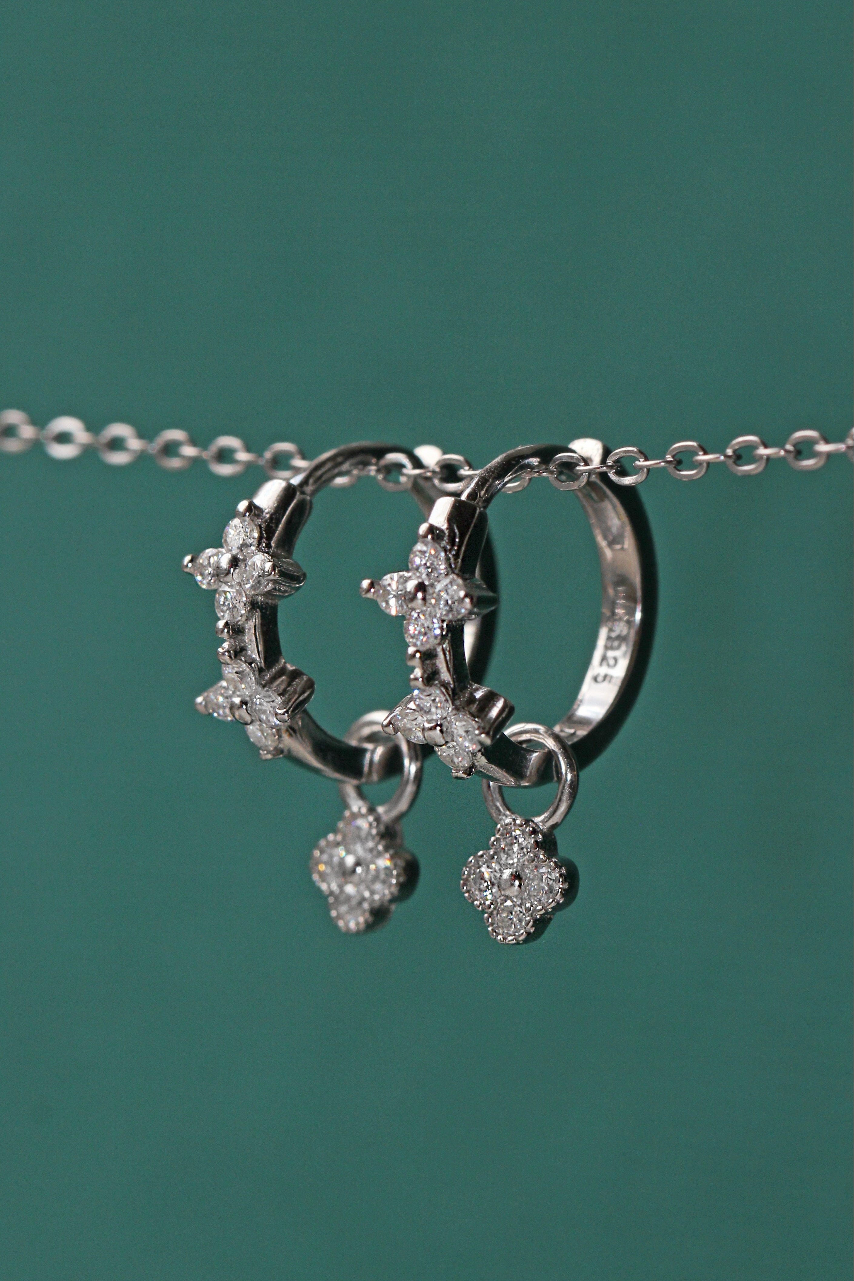 Dancing Clovers Mini Hoop Earrings. Rhodium-plated Sterling Silver 925 + Moissanites