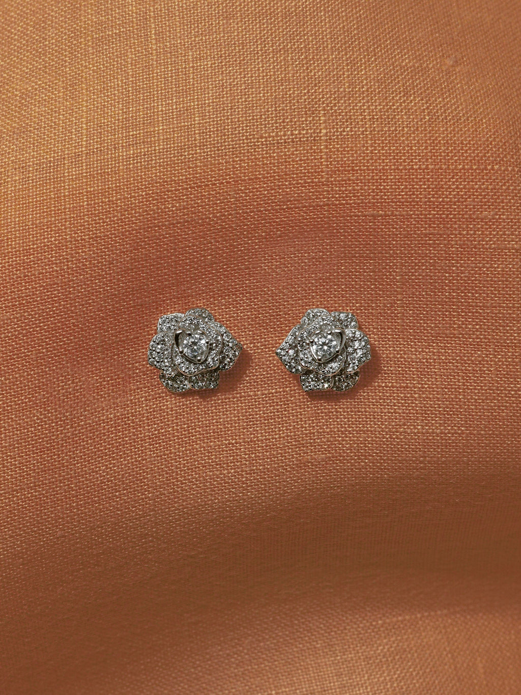 Rose Stud Earrings. Rhodium-plated Sterling Silver 925 + High Carbon Diamonds.
