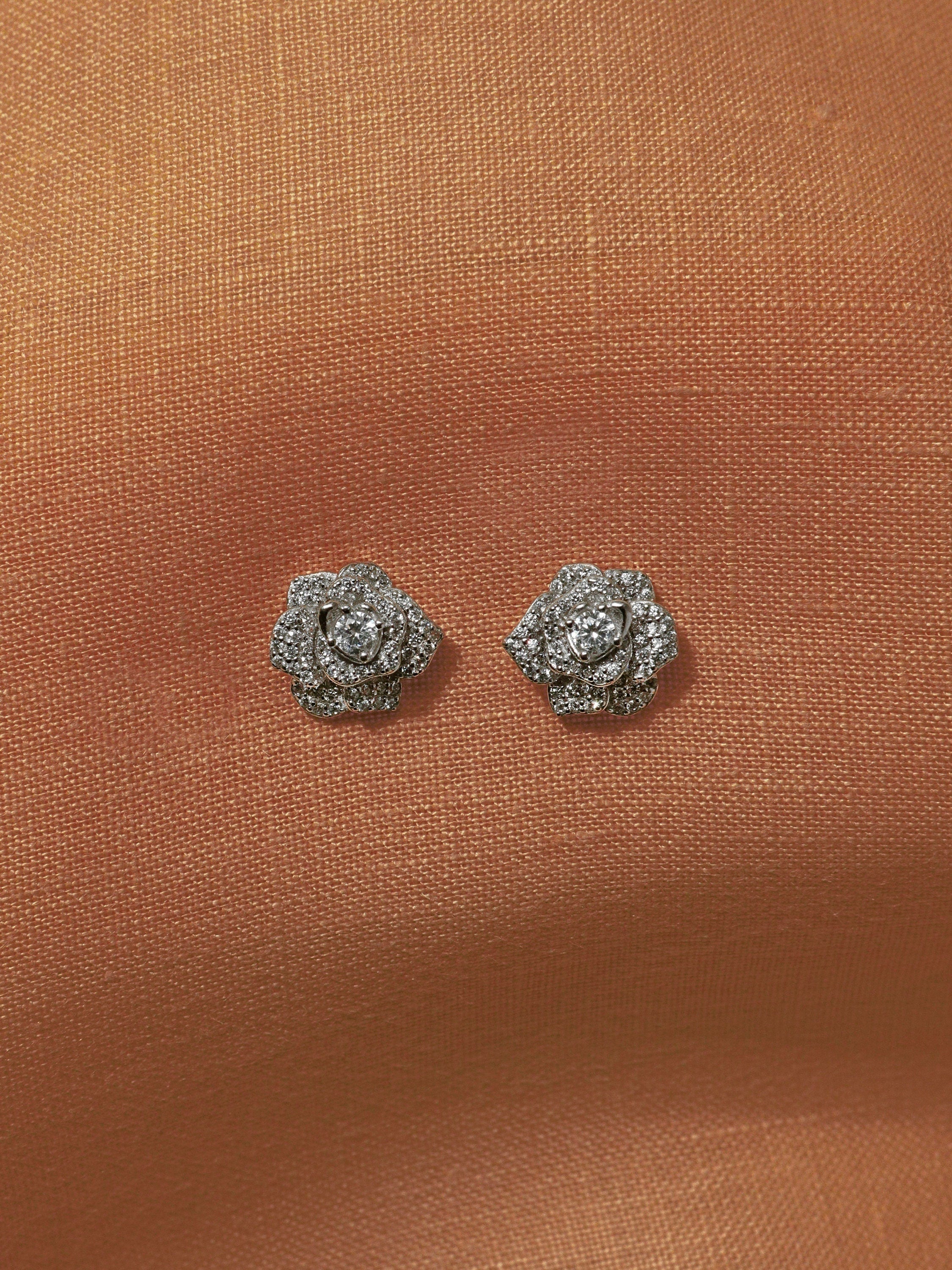 Rose Stud Earrings. Rhodium-plated Sterling Silver 925 + High Carbon Diamonds.