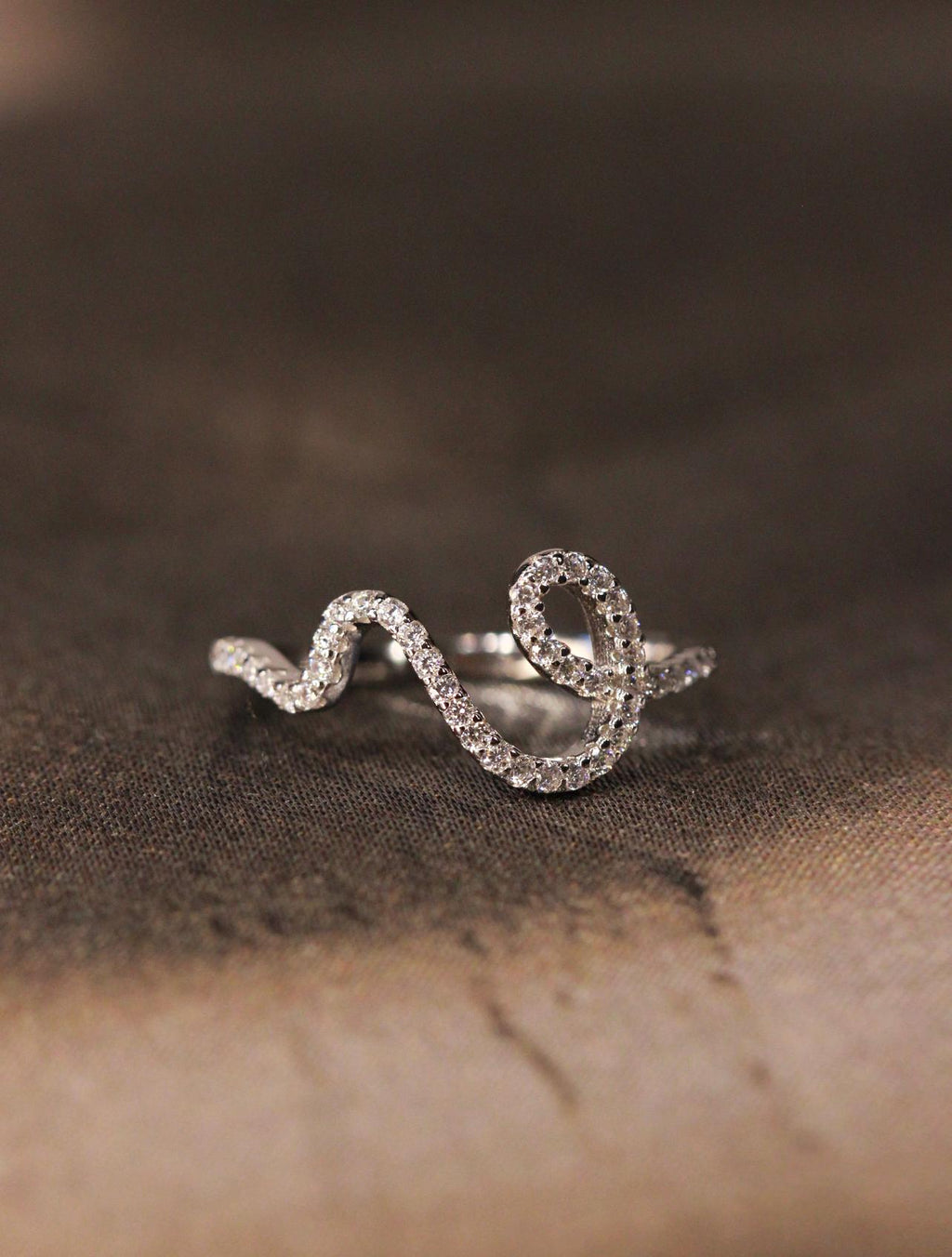 Wave Ring. Rhodium-plated Sterling Silver 925 + High Carbon Diamonds.