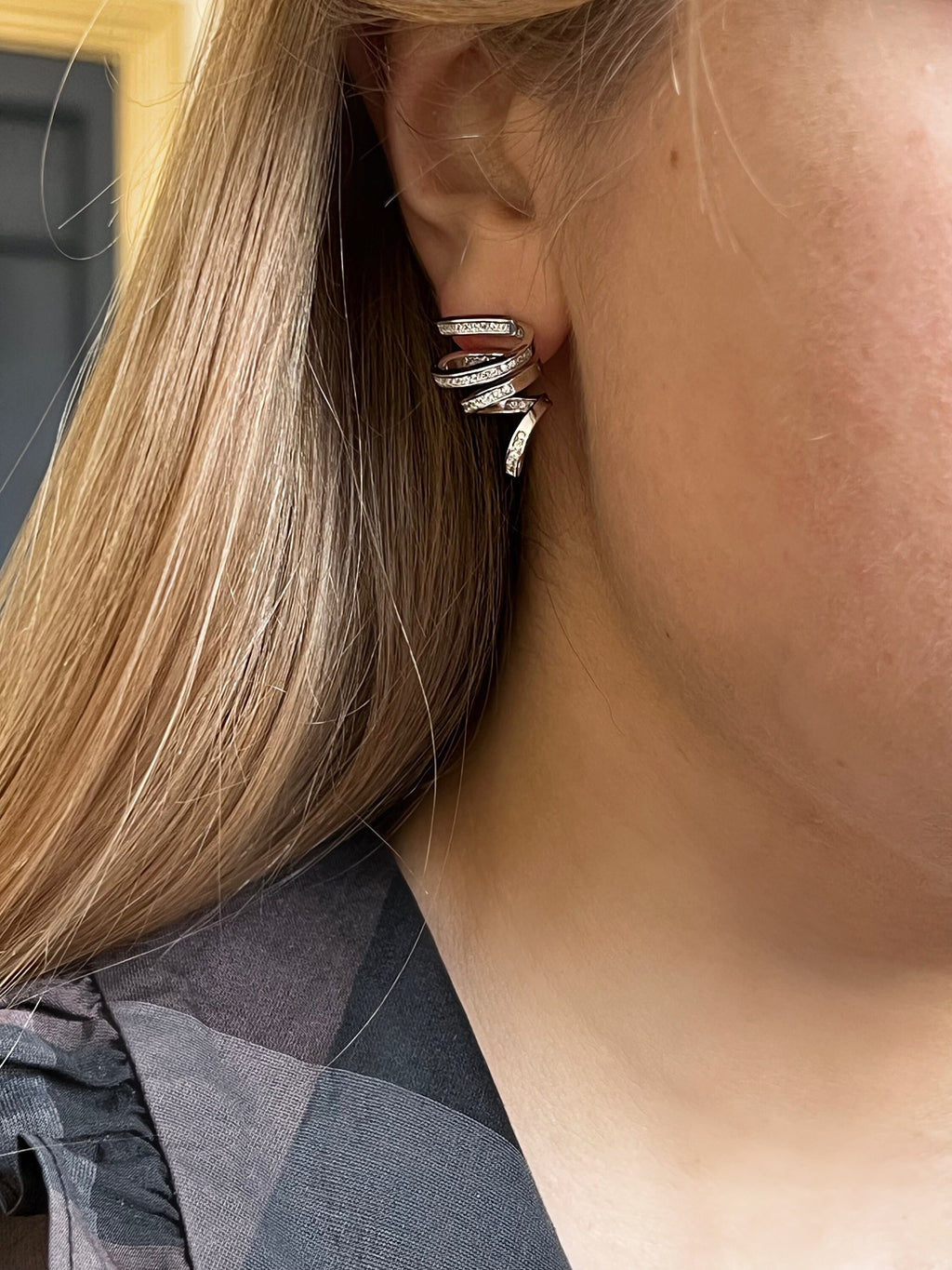 Swirl Stud Earrings: Rhodium-plated Sterling Silver 925 + High Carbon Diamonds.