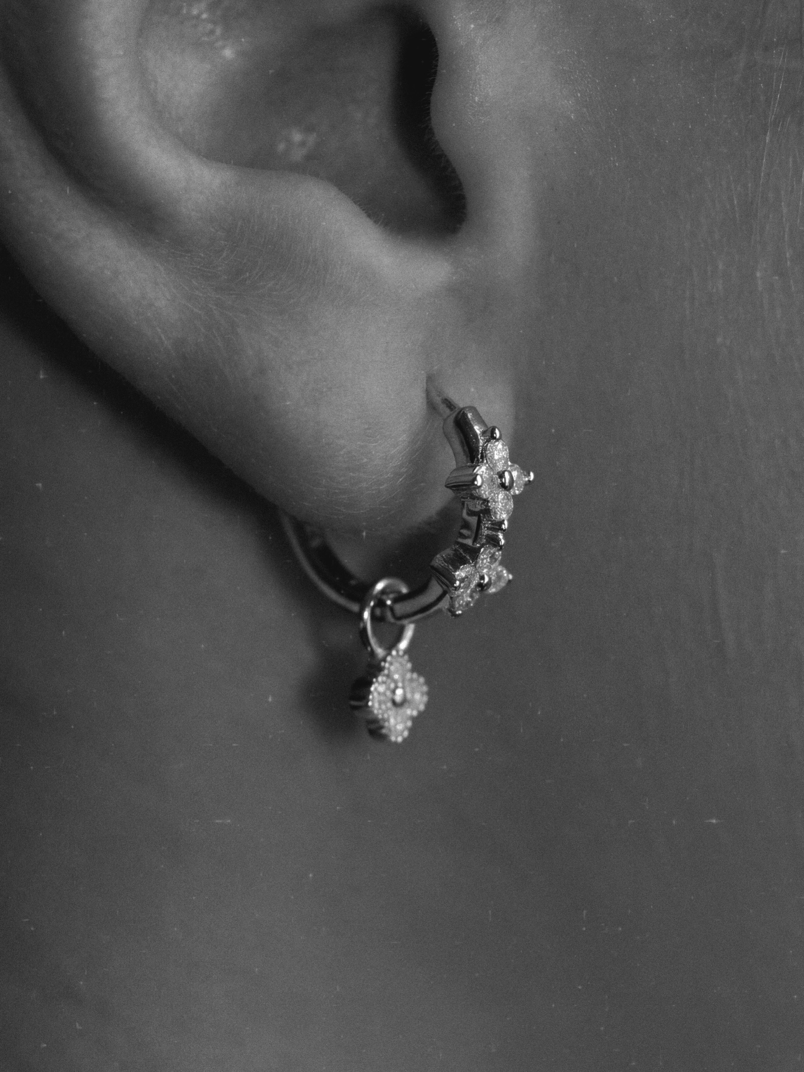 Dancing Clovers Mini Hoop Earrings. Rhodium-plated Sterling Silver 925 + Moissanites