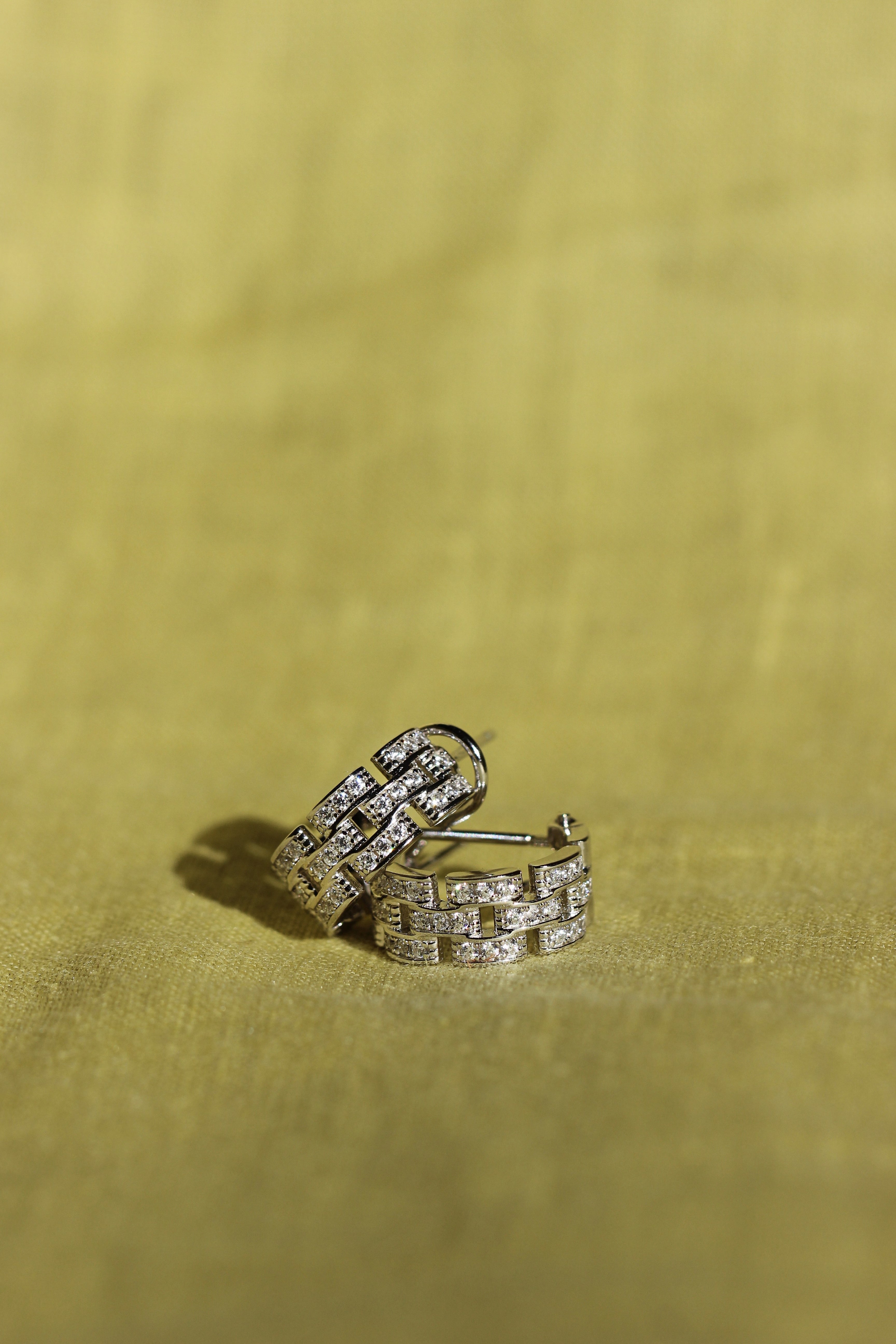 CHAÎNE Earrings. Chain-Detail Mini Hoops. Premium Silver + High Carbon Diamonds.