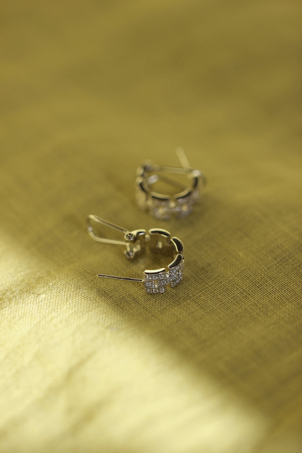 CHAÎNE Earrings. Chain-Detail Mini Hoops. Premium Silver + High Carbon Diamonds.