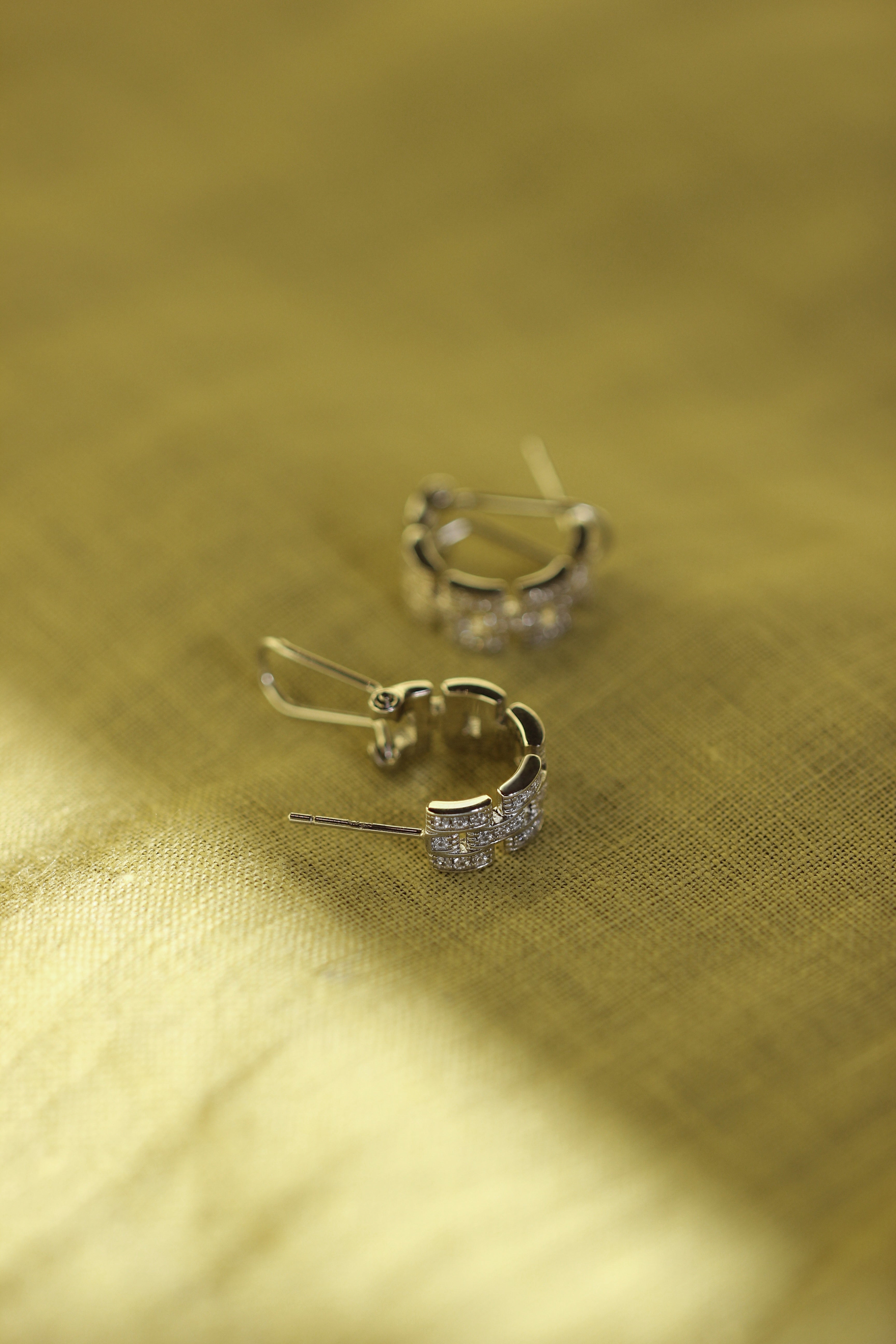 CHAÎNE Earrings. Chain-Detail Mini Hoops. Premium Silver + High Carbon Diamonds.