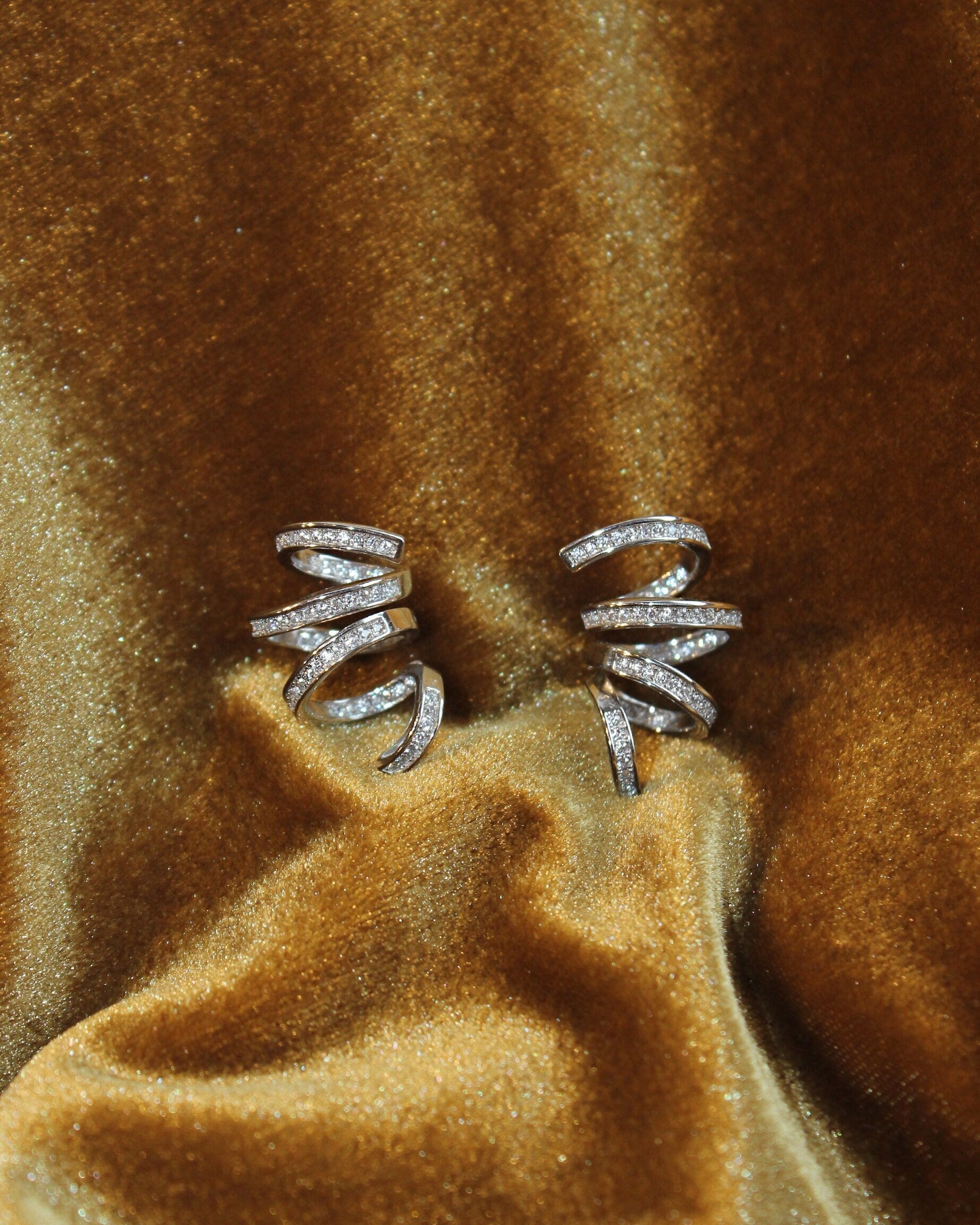 Swirl Stud Earrings: Rhodium-plated Sterling Silver 925 + High Carbon Diamonds.