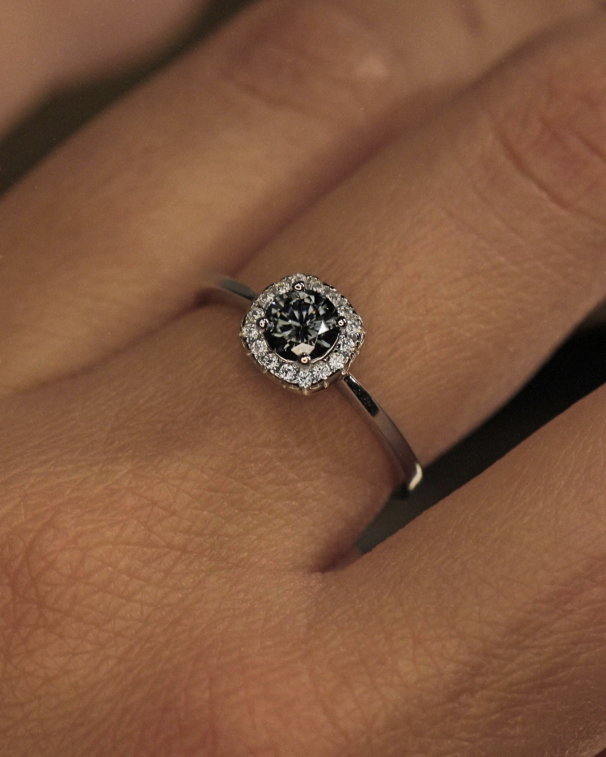 Gray Moissanite Ring. Rhodium-plated Sterling Silver 925.