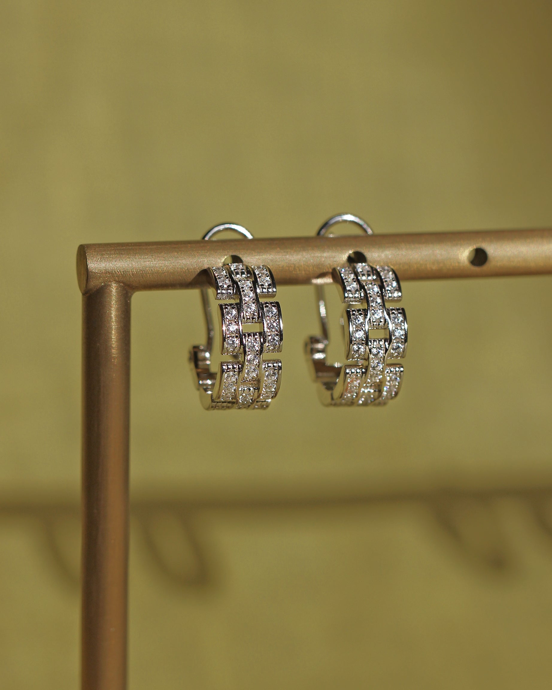 CHAÎNE Earrings. Chain-Detail Mini Hoops. Premium Silver + High Carbon Diamonds.