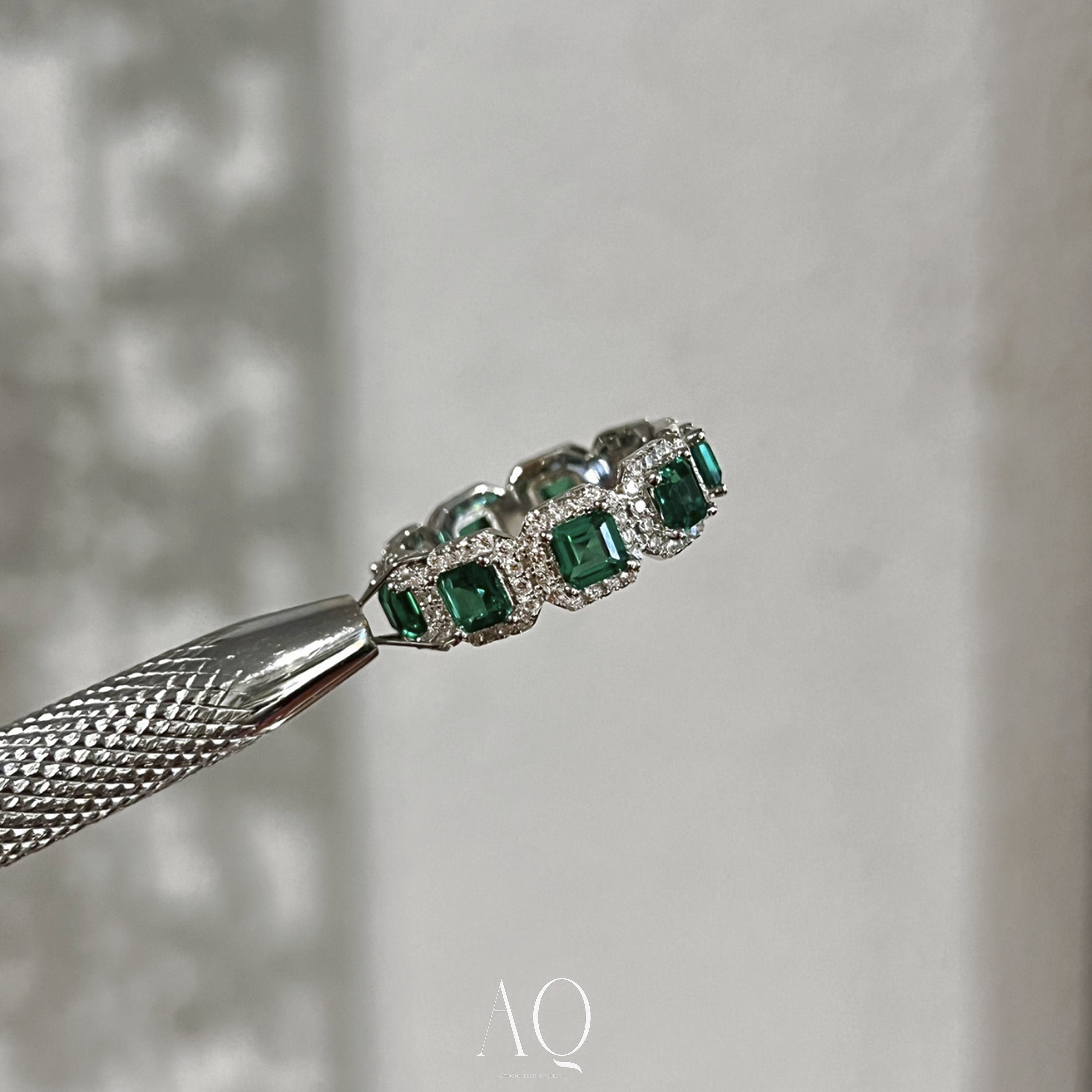 Royal Emerald Green Ring.