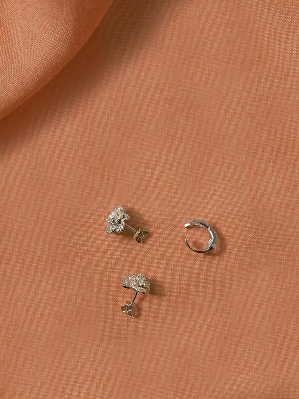 Rose Stud Earrings. Rhodium-plated Sterling Silver 925 + High Carbon Diamonds.