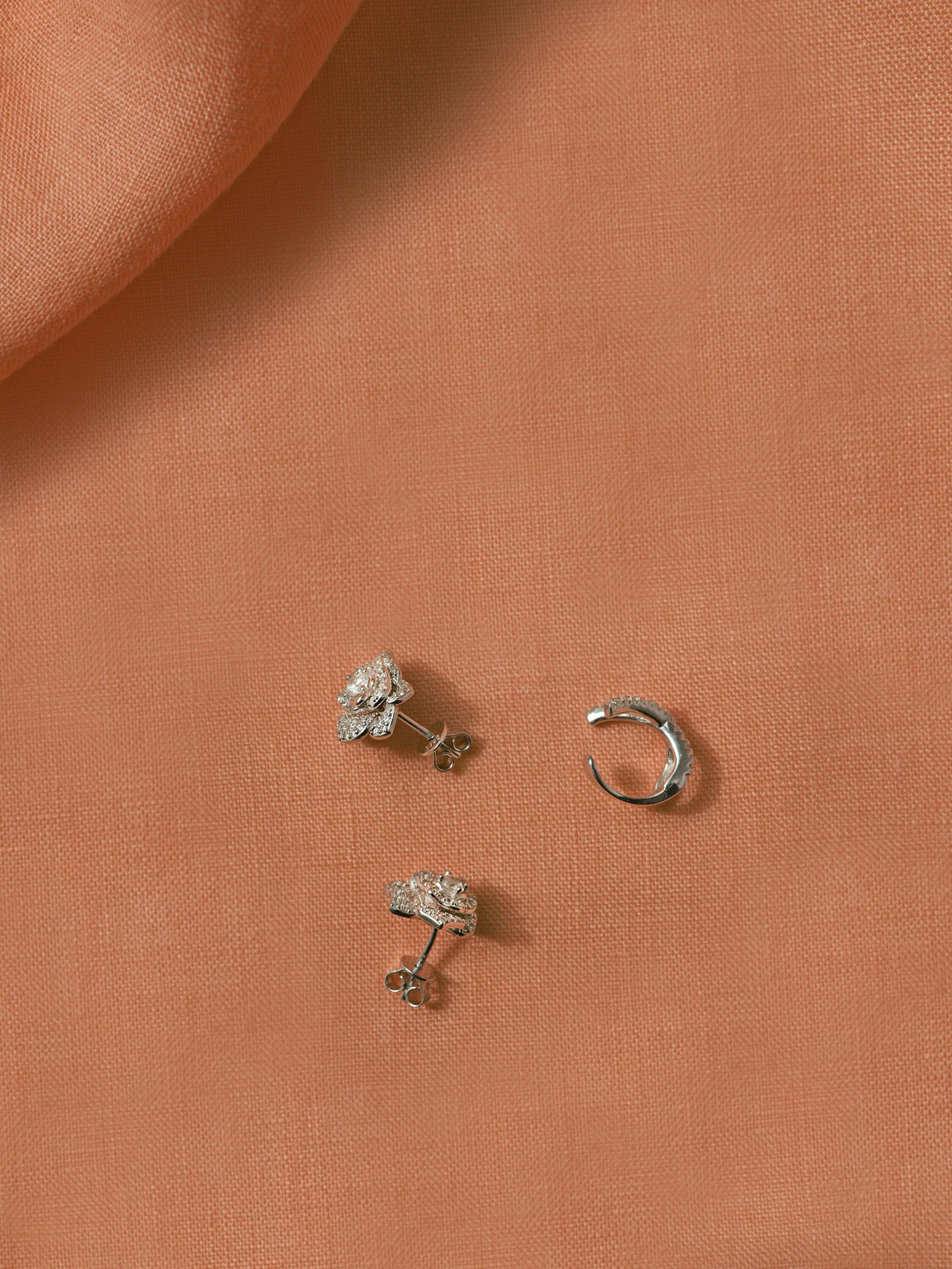Rose Stud Earrings. Rhodium-plated Sterling Silver 925 + High Carbon Diamonds.